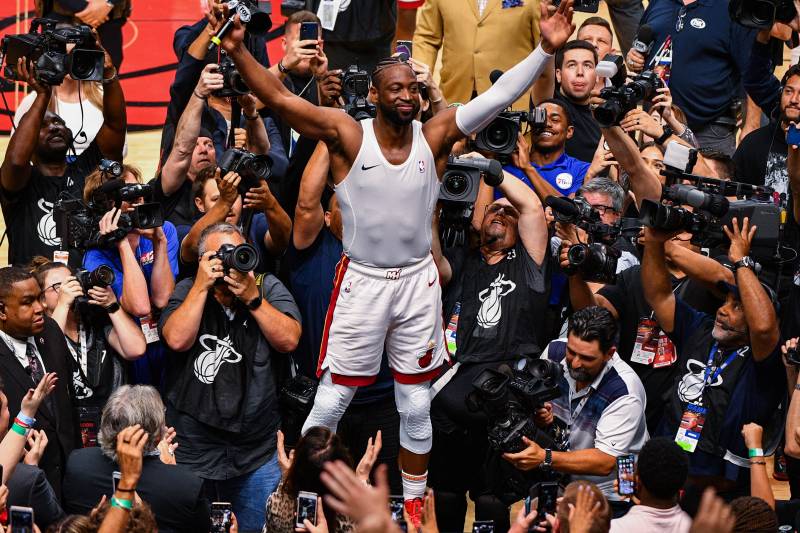 Dwyane Wade drops 30 points in his final home game